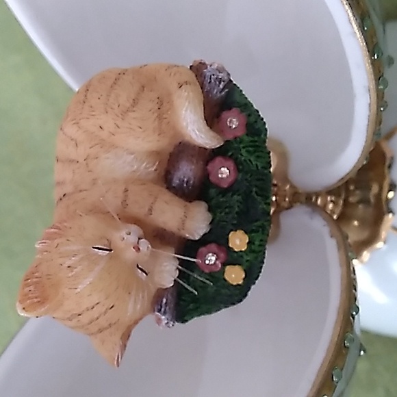 Heirloom Porcelain Musical Collection "Kitten Dreams"  Musical Egg - Picture 2 of 16